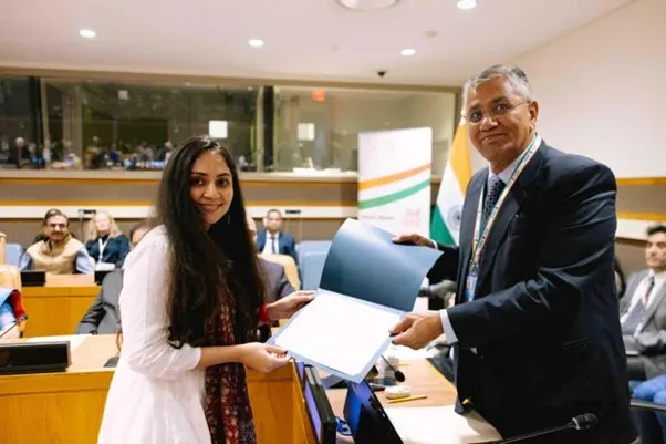 Nandini Rawal awarded first prize in Hindi 