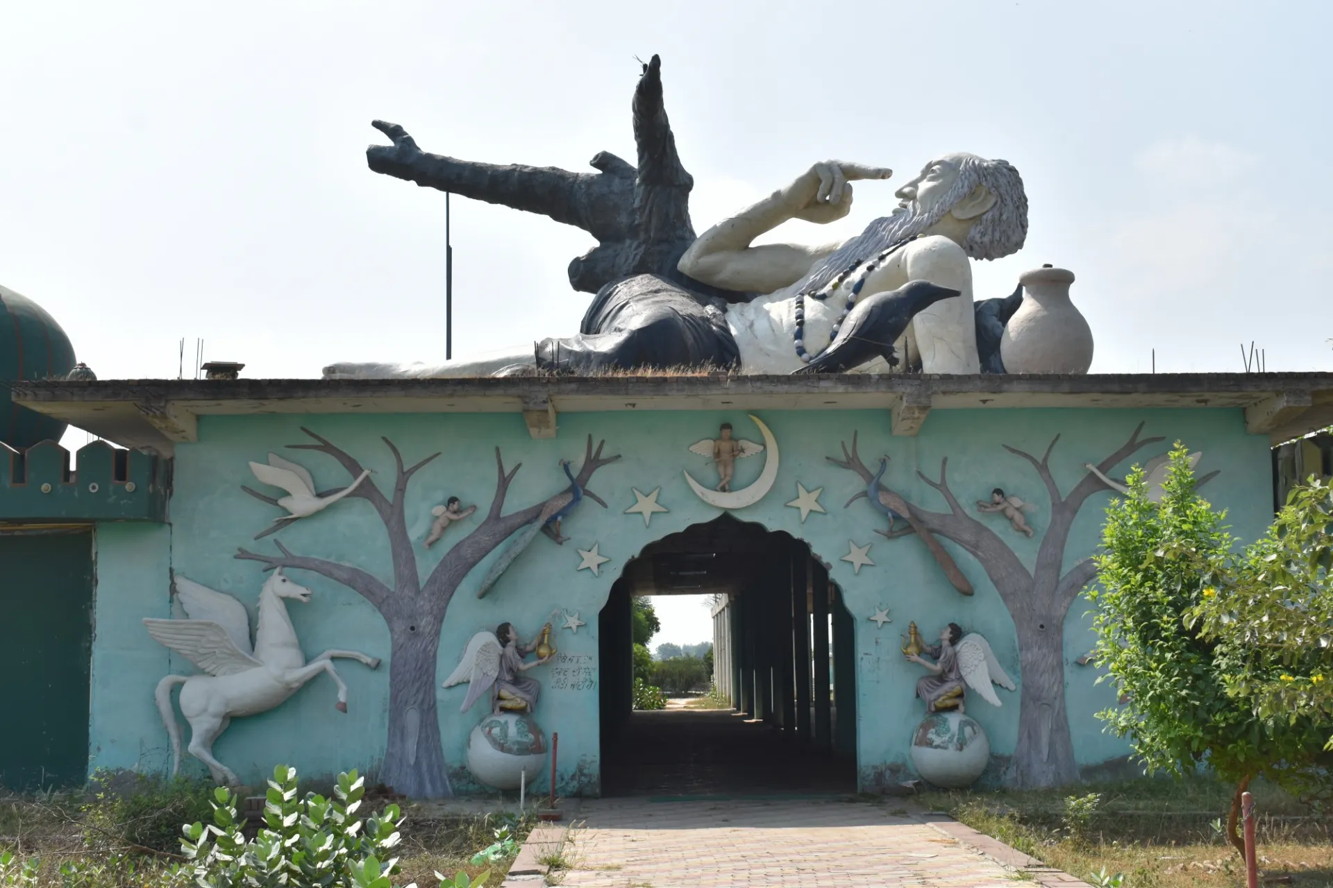 The message of a Farid couplet visually represented atop an abandoned shrine near Moga, Punjab.
